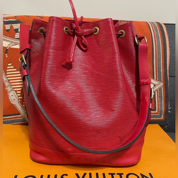 LOUIS VUITTON ❤️🌟 EPI NOE RED SHOULDER BAG ⭐️ - Picture 1 of 10